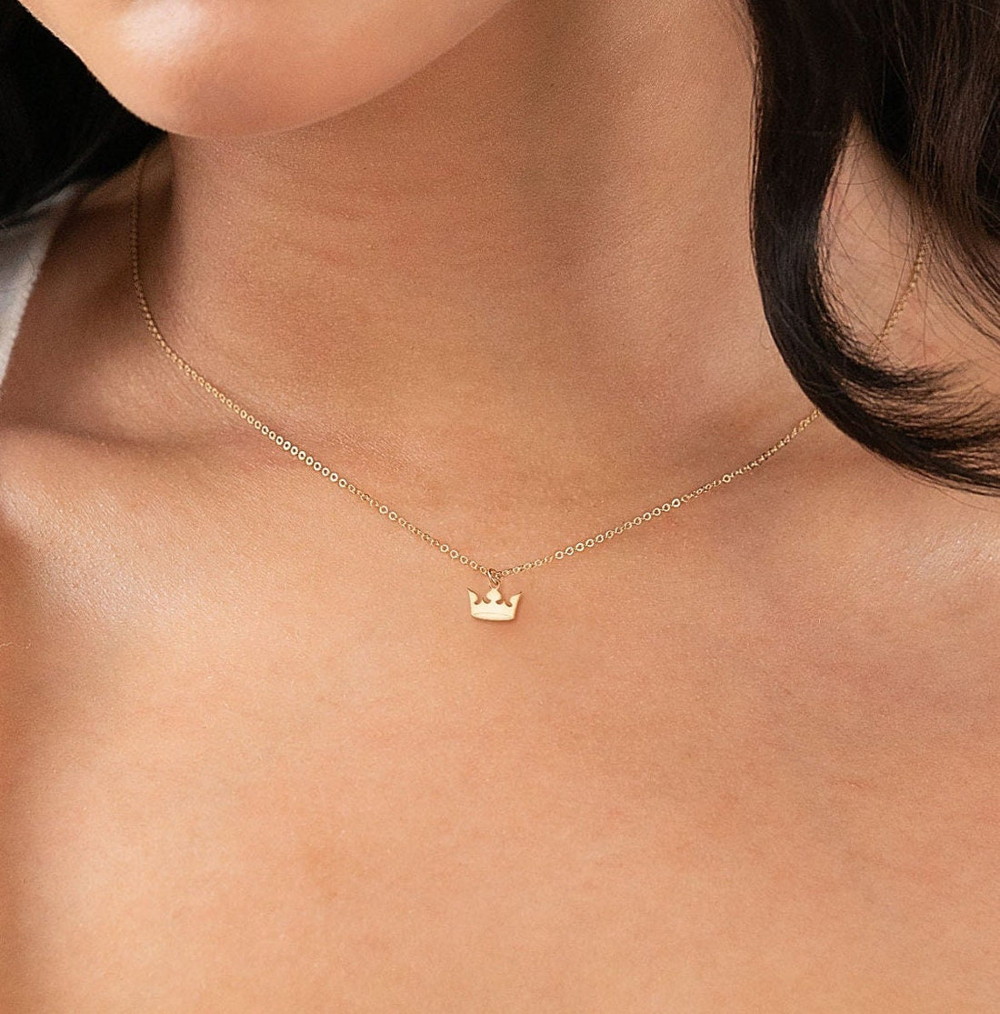 Queen Pendant Necklace