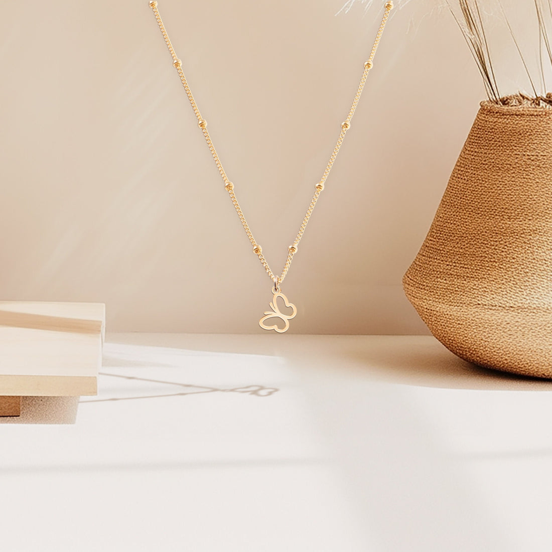Nature-inspired necklace featuring