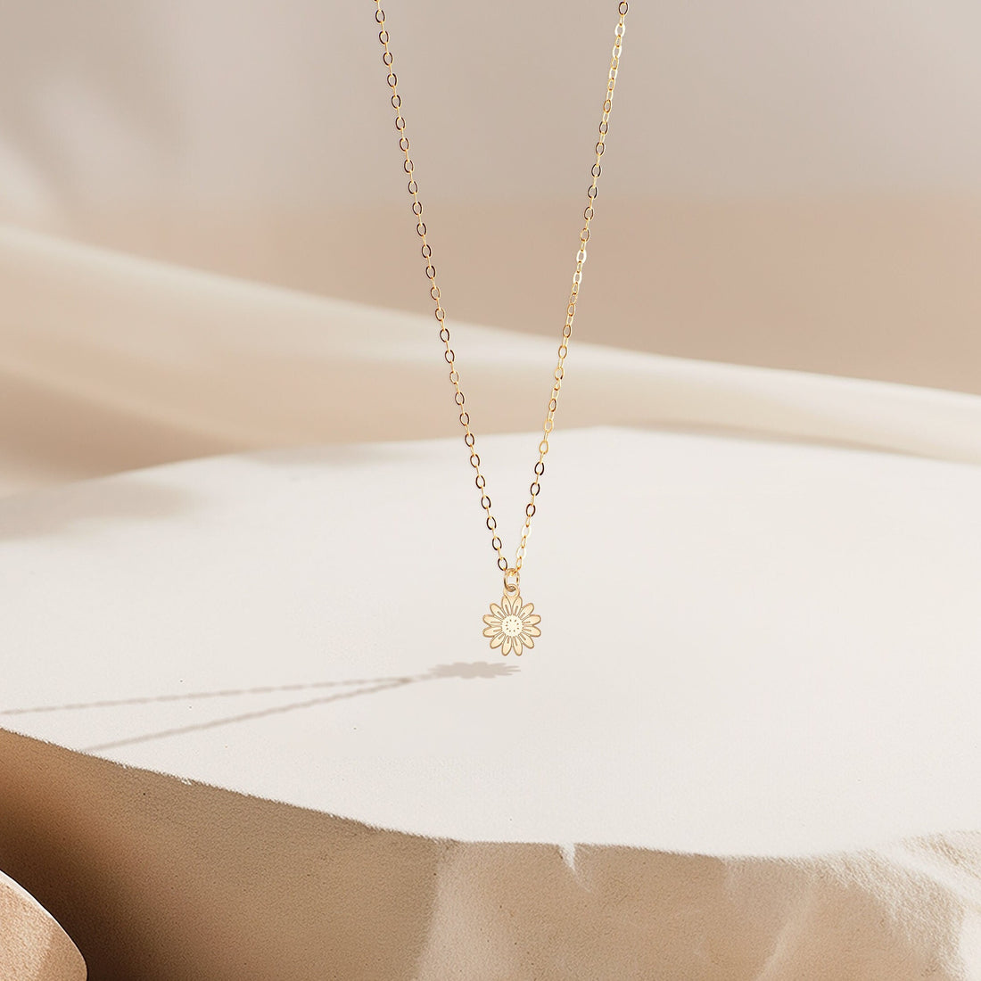Daisy Flower Pendant Necklace