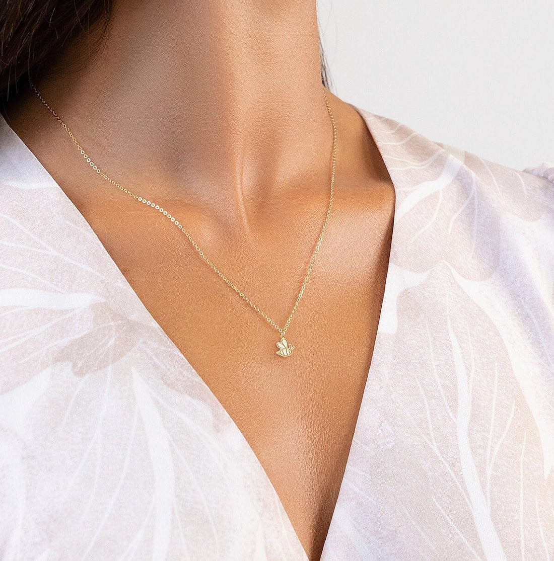 Cute Flying Bee Pendant Necklace
