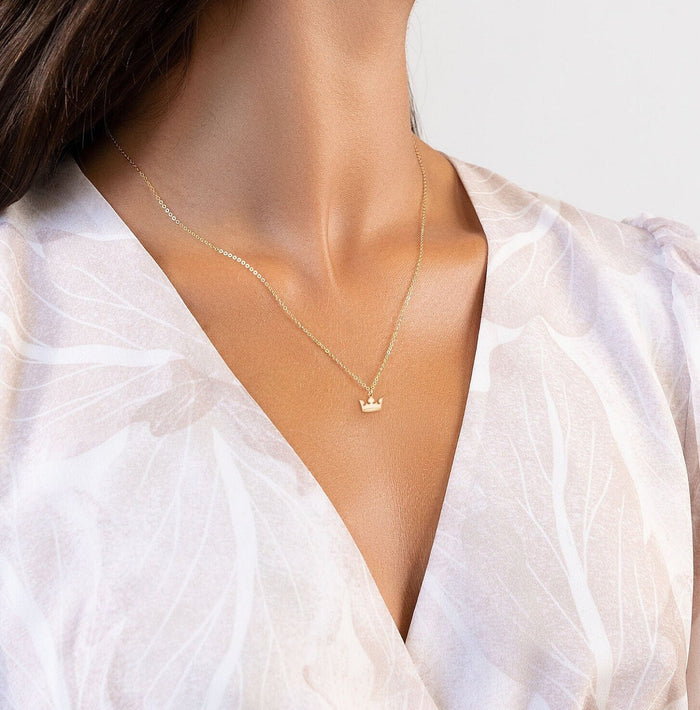 Queen Pendant Necklace