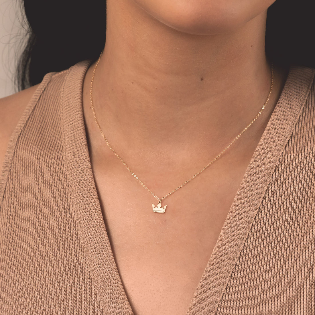 Queen Pendant Necklace