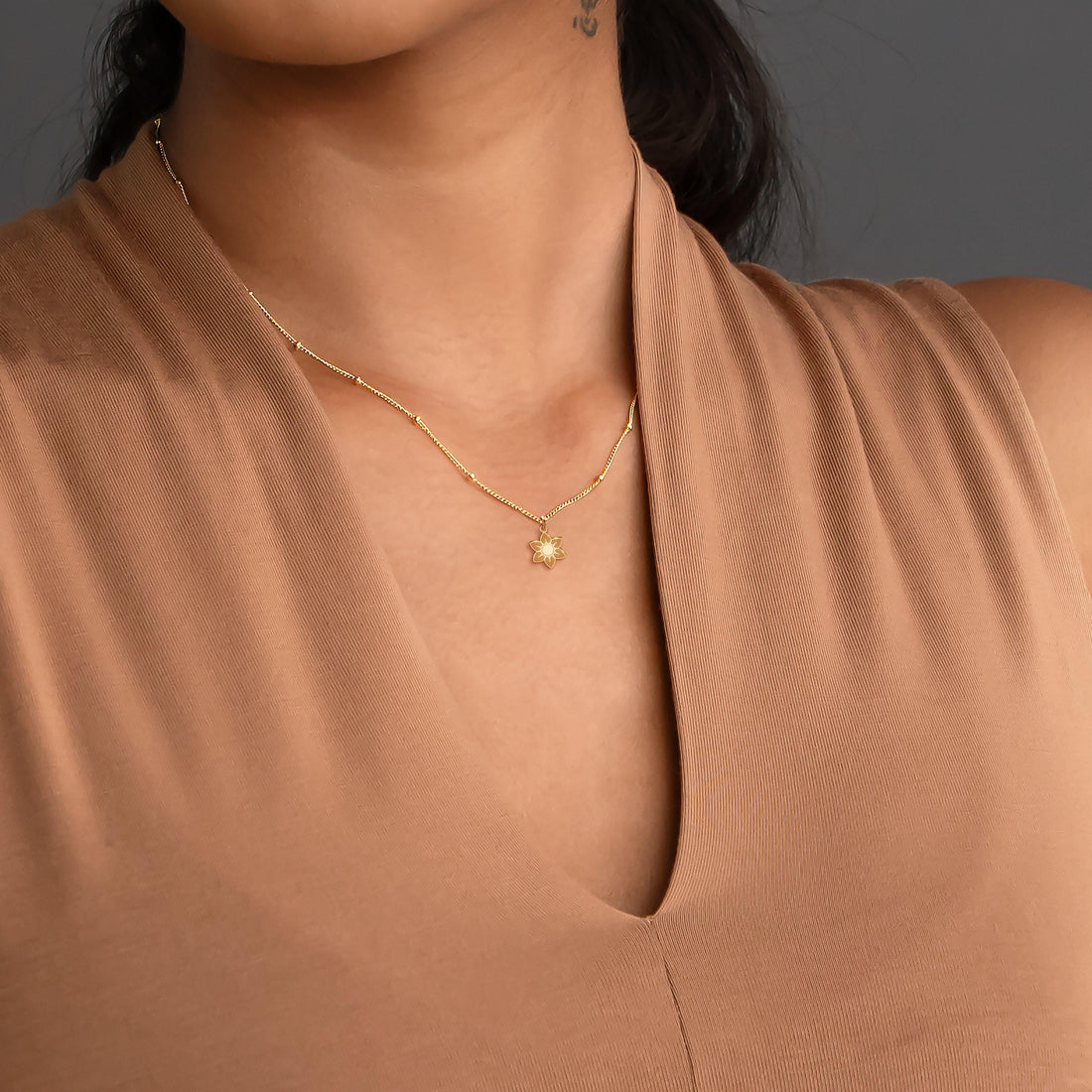 Two-tone Flower Pendant Beady Necklace