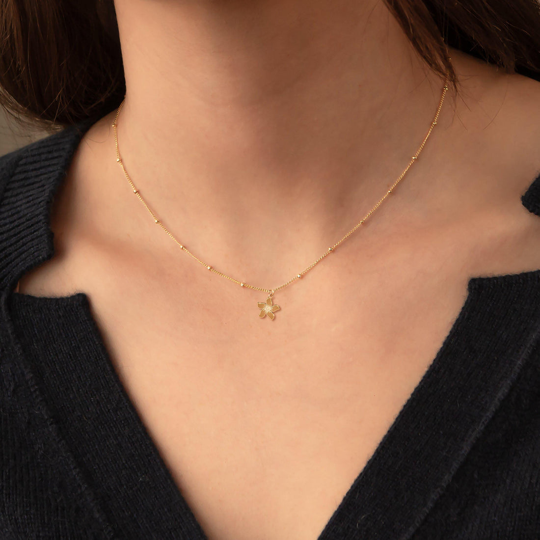 Two-tone Flower Pendant Beady Necklace