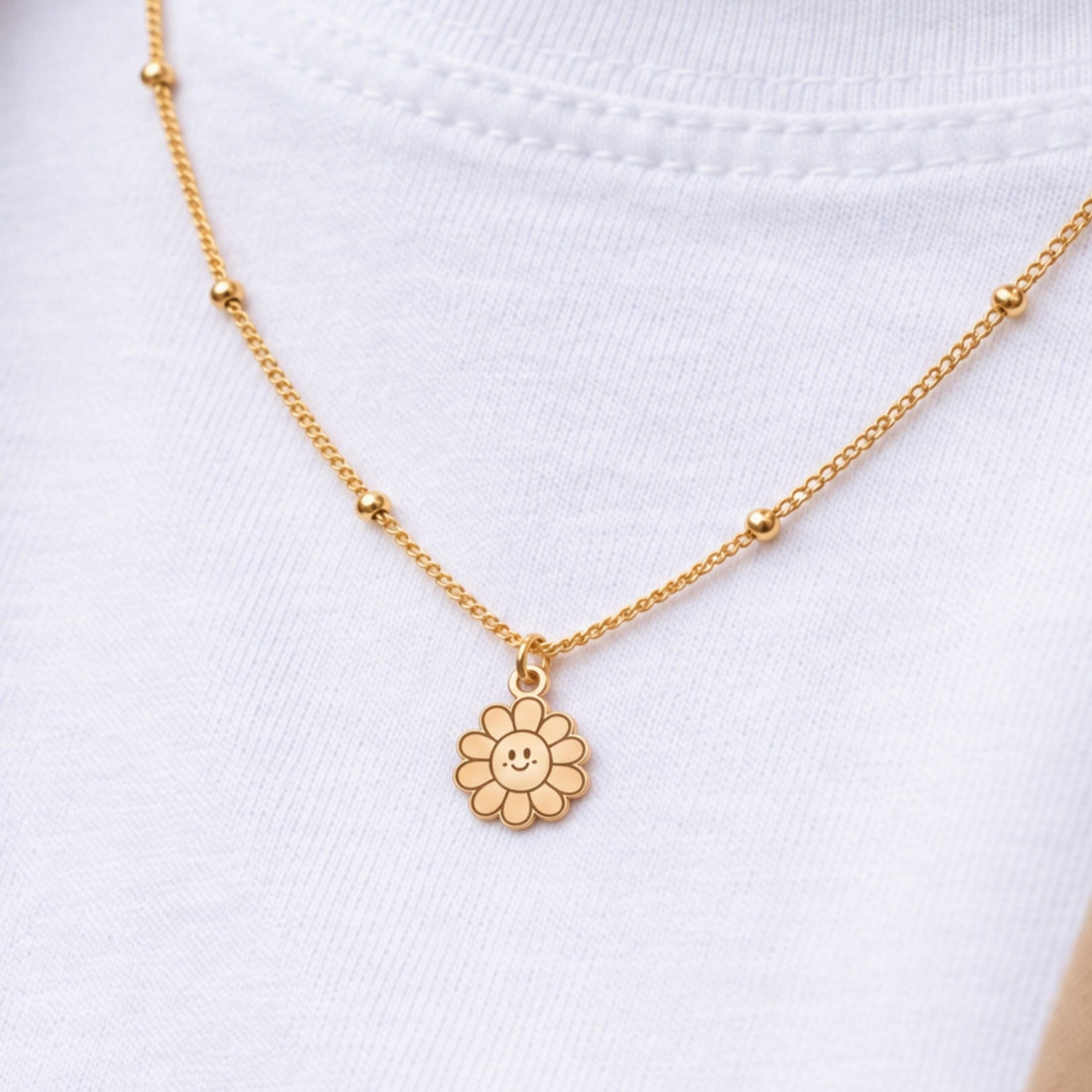 Smiling Daisy Charm Necklace